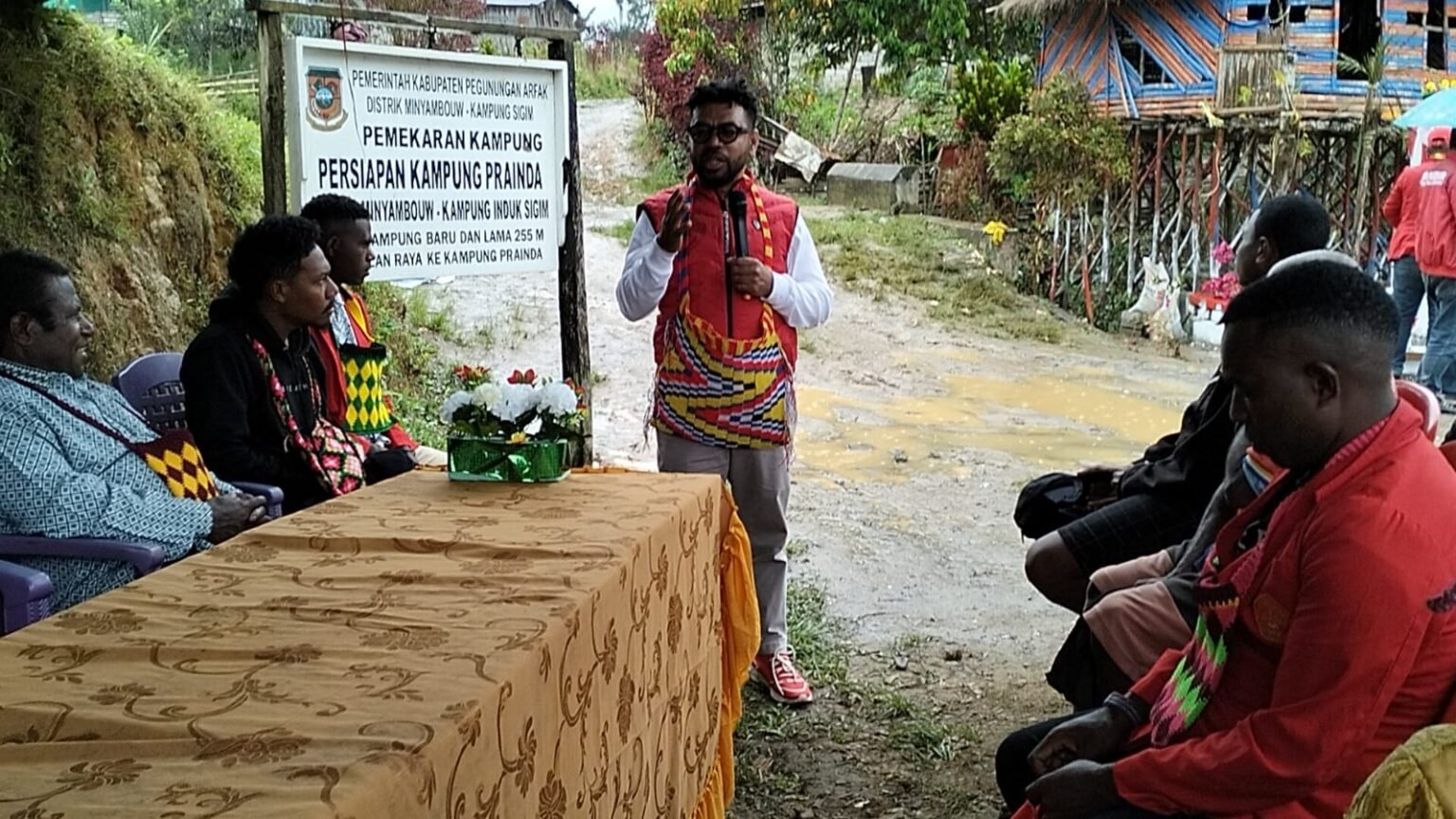 Filep Wamafma Terima Aspirasi Jalan Rusak di Minyambouw