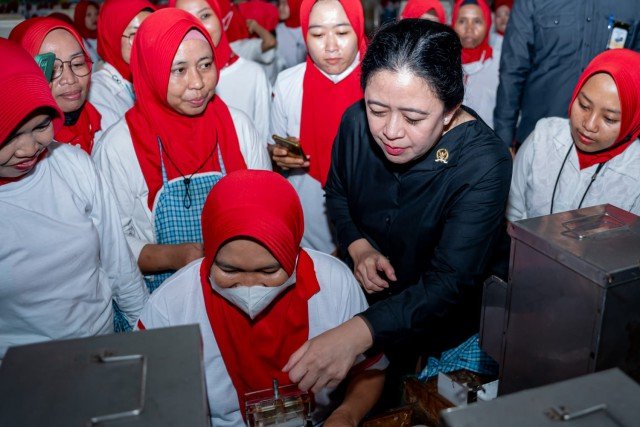 Tinjau Pabrik Pelintingan Rokok di Bojonegoro, Puan Bangga Bertemu Banyak ‘Gadis Kretek’