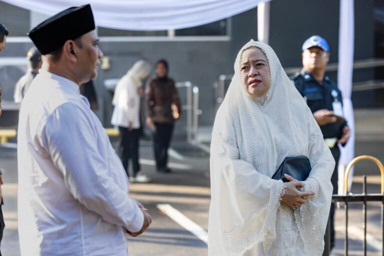 Salat di Masjid DPR, Puan Harap Idul Adha 2026 Jadi Momen Rajut Kepedulian Sosial
